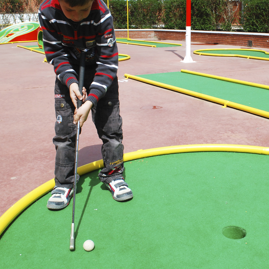 Com agafar el pal per jugar a minigolf