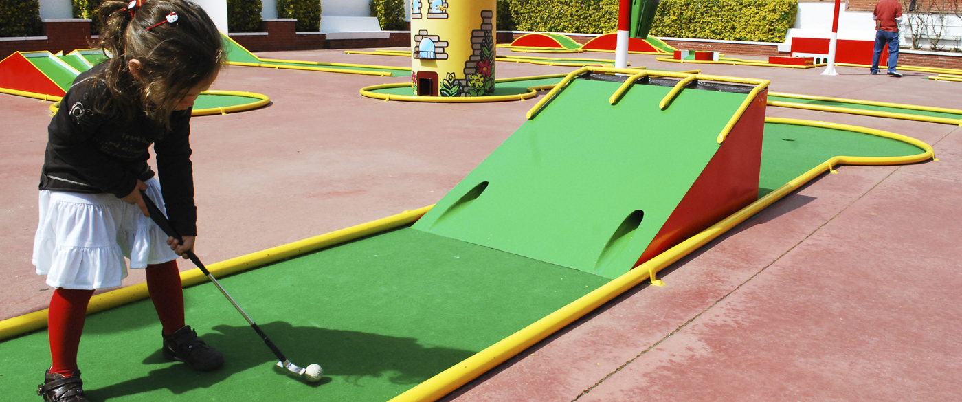 Nena jugant a minigolf a Calella