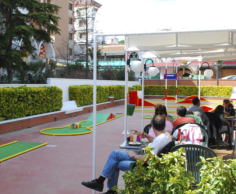 Vistes del Minigolf des de Terrassa Restaurant Calella