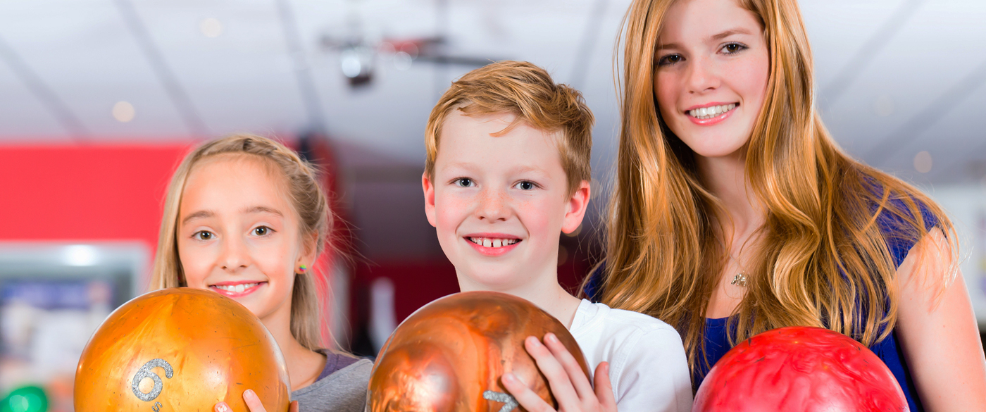 grup de nens amb bolos al Bowling-golf Calella