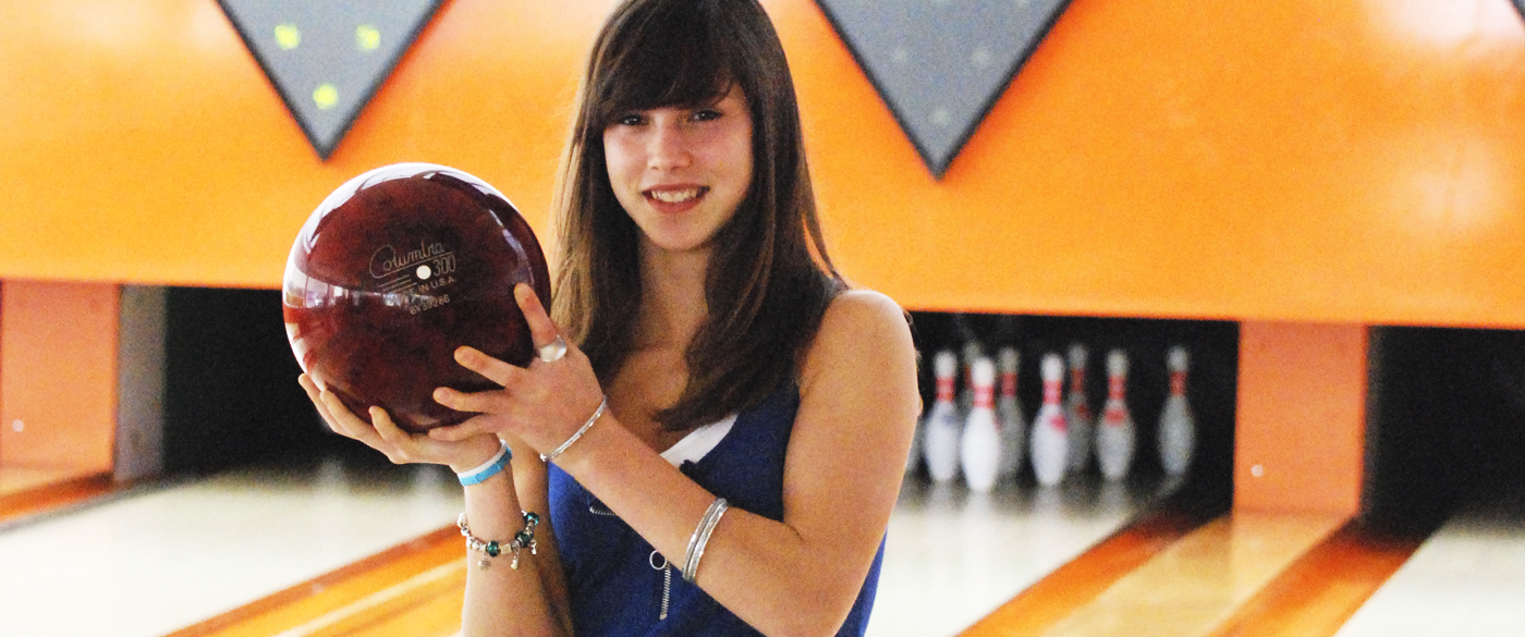 Noia agafant bolo al Bowling-golf Calella